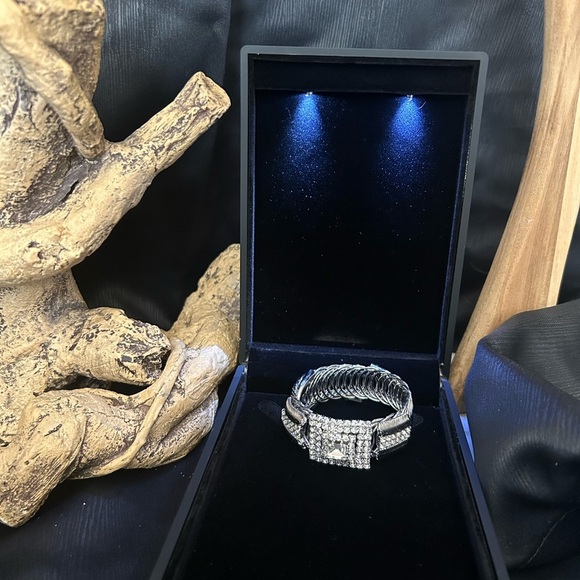 Luxury Crystal Statement Bracelet – Elegant Silver-Tone Stretch Cuff - Picture 7 of 8